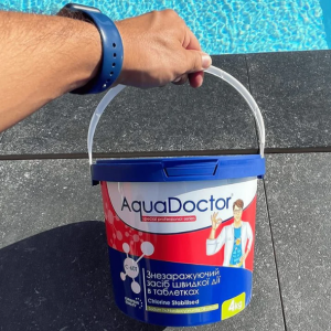 Бездоганно чистий басейн з хімічними засобами AquaDoctor