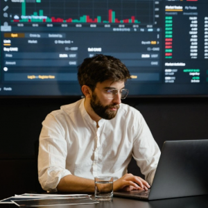 Естер Холдинг: що варто знати перед початком торгівлі