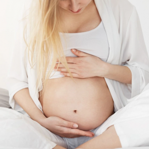 Біль у спині та тазу наприкінці вагітності: як відрізнити фізіологічні причини від патологічних