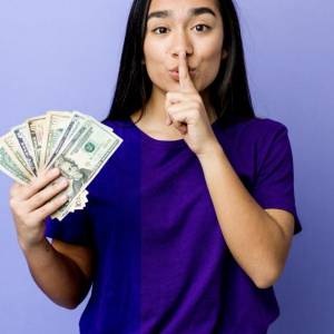 Говорити про гроші соромно: табу, яке робить нас біднішими