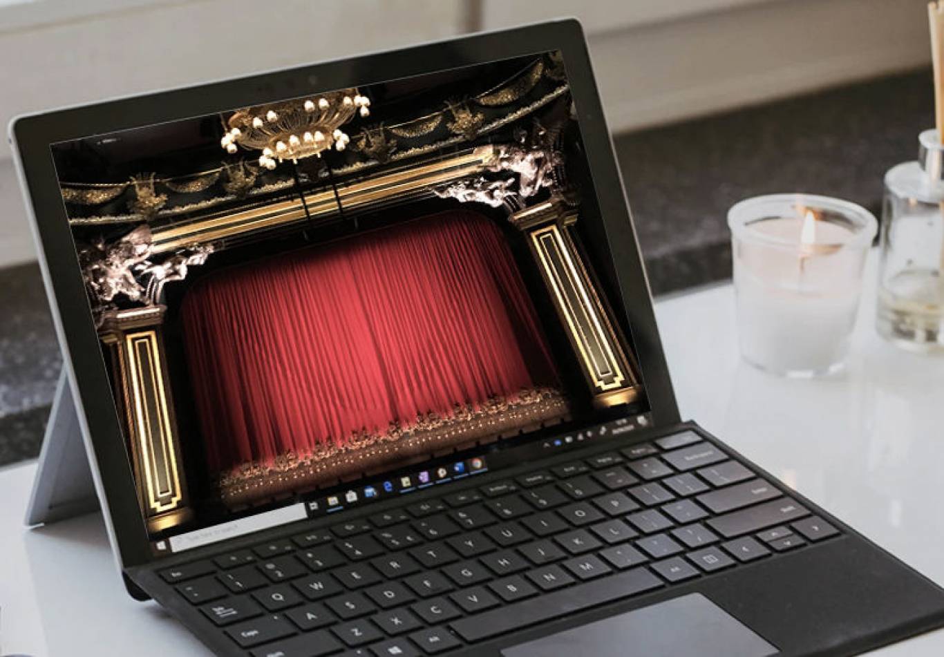 Онлайн: 27 українських театрів, вистави яких можна дивитися у піжамі