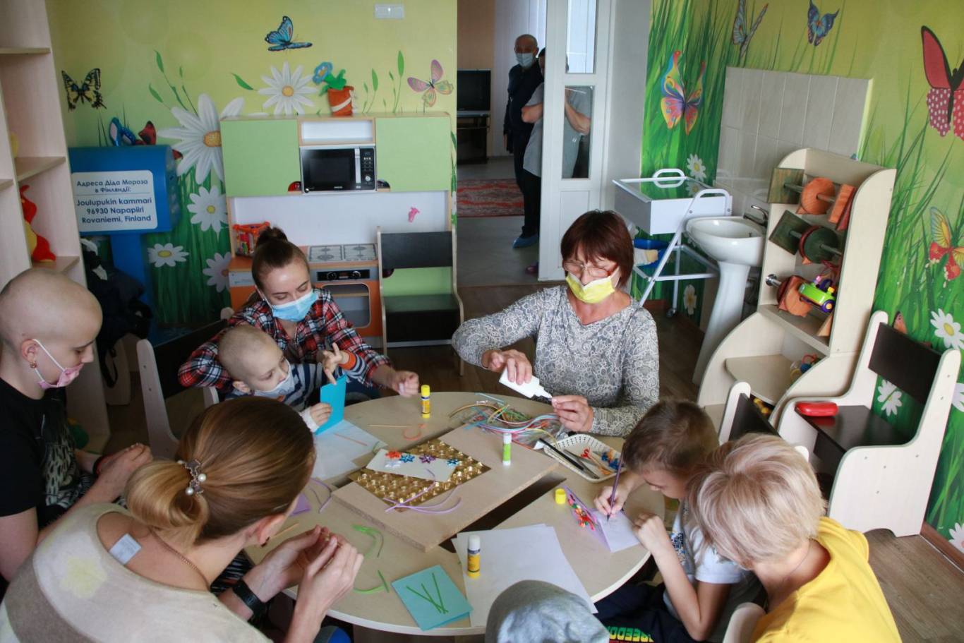 Волонтеры провели мастер-класс для детей  гематологии Детской областной больницы