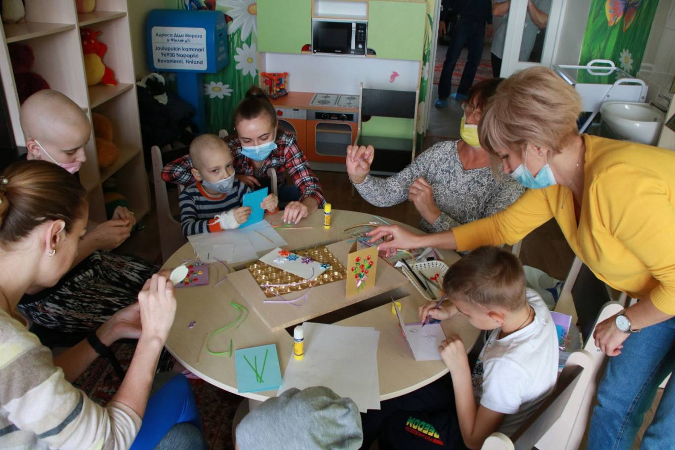 Волонтеры провели мастер-класс для детей  гематологии Детской областной больницы