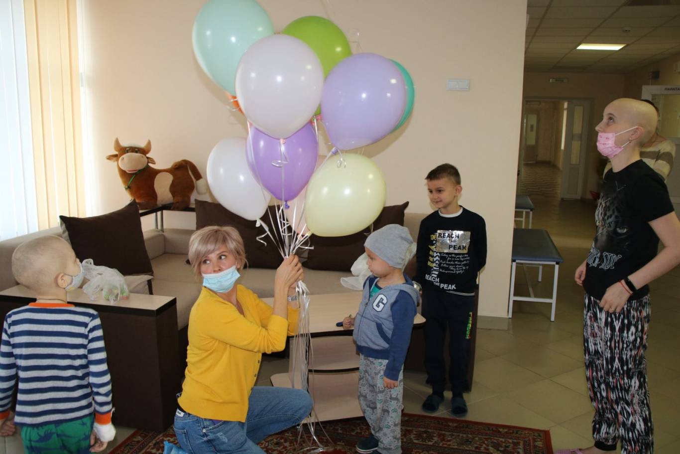 Волонтеры провели мастер-класс для детей  гематологии Детской областной больницы