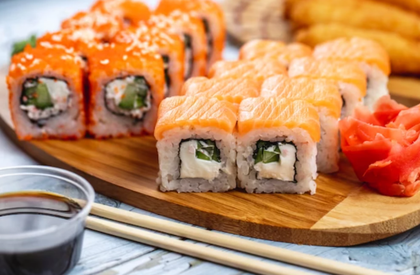 Як правильно їсти суші: етикет та лайфхаки