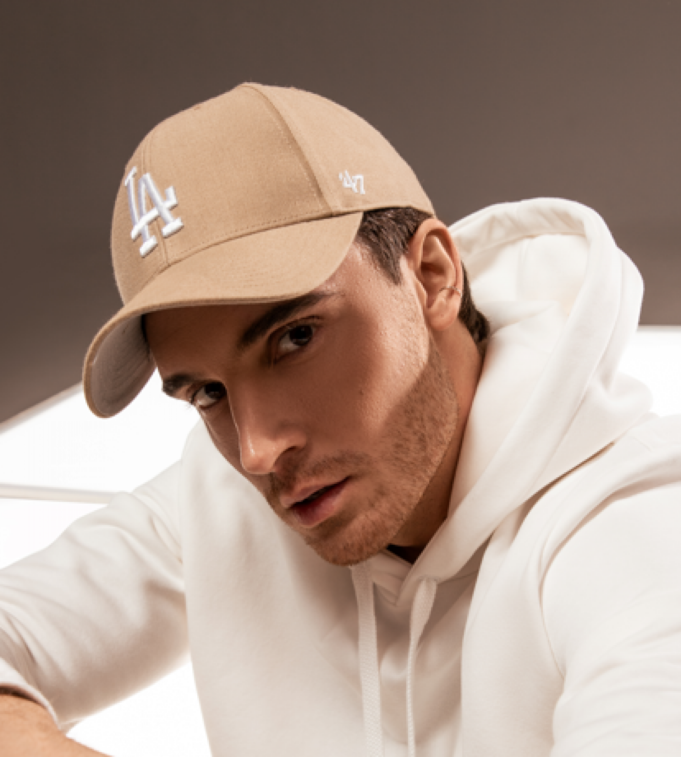 Деталі, що змінюють повсякденний одяг на трендовий лук