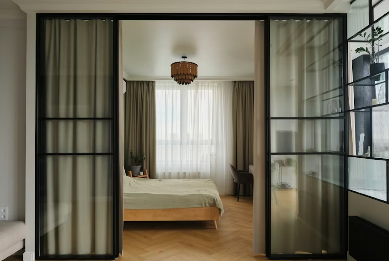 Переваги міжкімнатних дверей зі скла для зонування відкритих приміщень