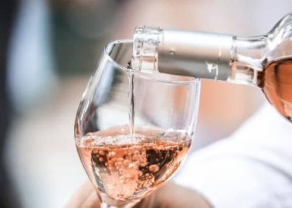 ТОП-5 способів подачі безалкогольного вина на святковому столі