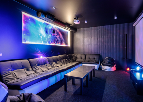 Чому антикінотеатр це ідеальний відпочинок для невеликої компанії: топ причин відвідати