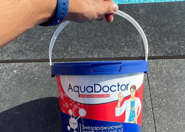 Бездоганно чистий басейн з хімічними засобами AquaDoctor