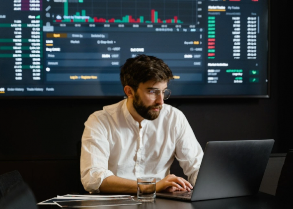 Естер Холдинг: що варто знати перед початком торгівлі