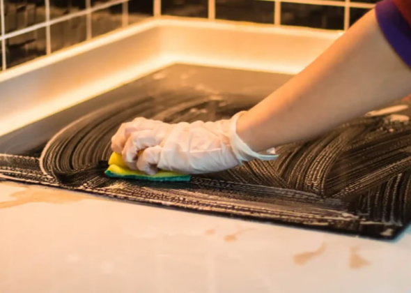 Чиста кухня без нагару: засоби для видалення жиру під різні поверхні