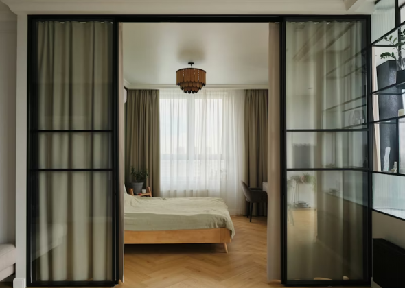 Переваги міжкімнатних дверей зі скла для зонування відкритих приміщень