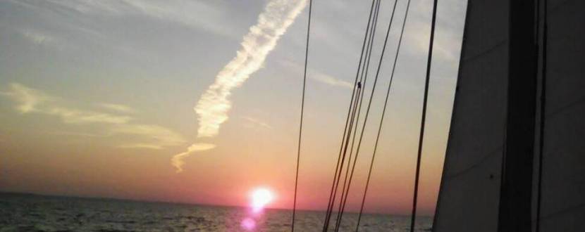 Восход солнца на парусной яхте
