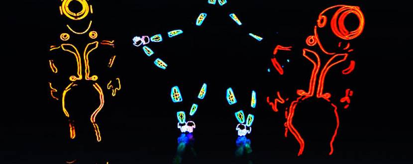 Мрійники - Світлова вистава в комп'ютерних костюмах