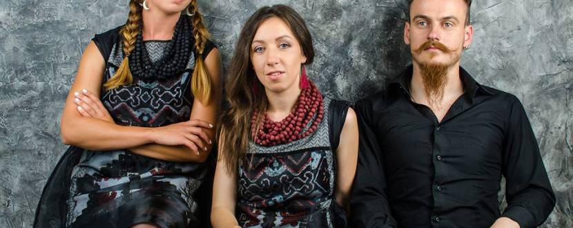 Гурт Troye Zillia у супроводі фолькового оркестру