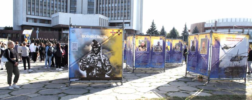 Вулична виставка "Воїни світла"