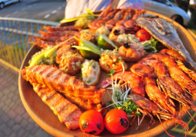 Наш бармен в запарі по п'ятницям!