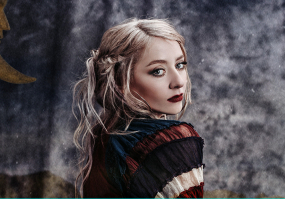 Vivienne Mort з вокальним квартетом