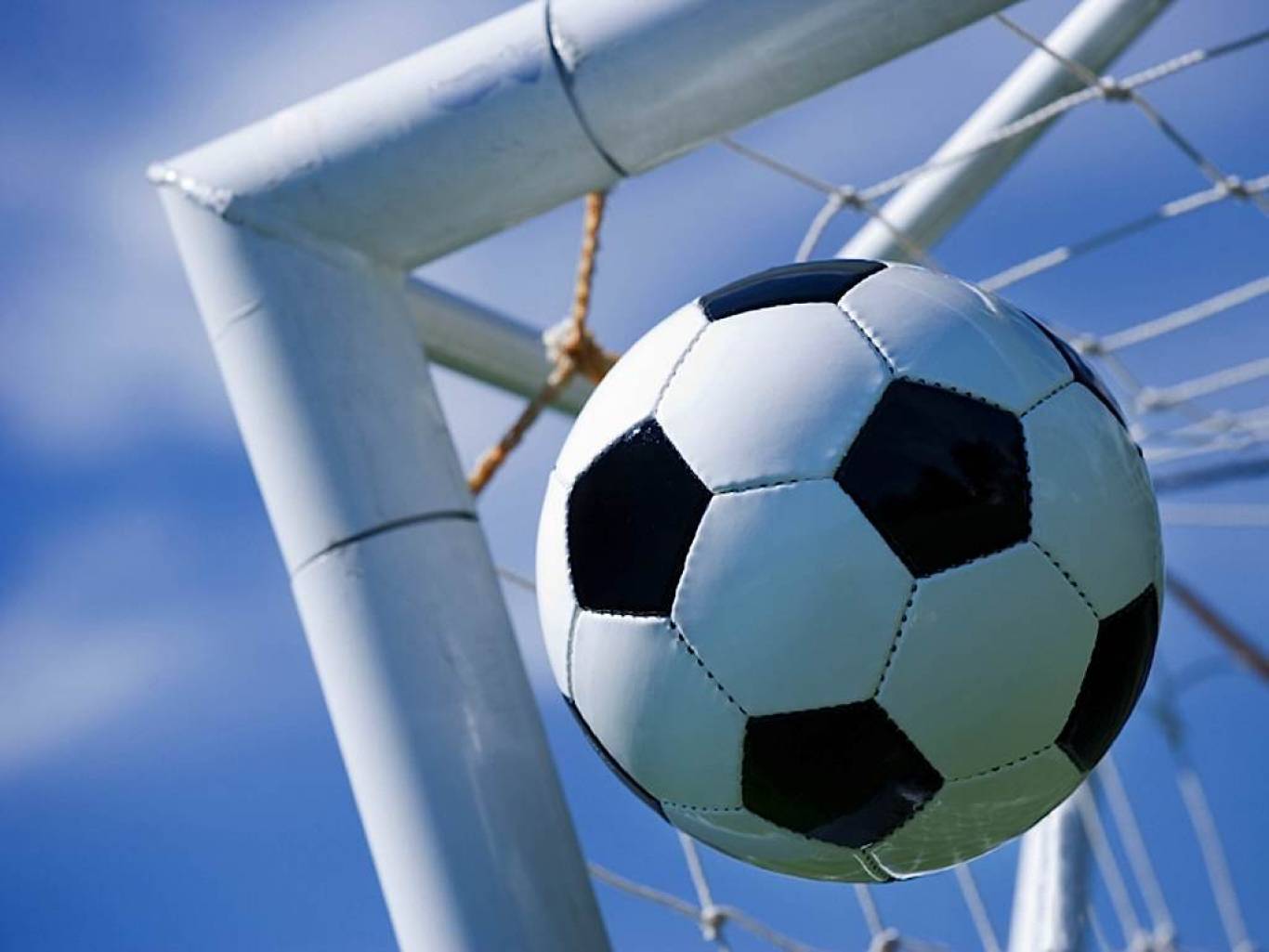 футбольный мяч. мяч в воротах. летящий мяч. футбольная тематика. футбольный мчс в полете.