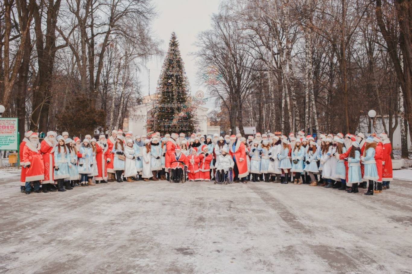 Святковий парад Дідів Морозів та Снігуроньок