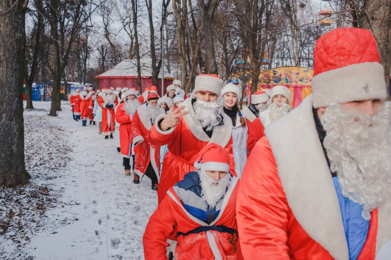 Святковий парад Дідів Морозів та Снігуроньок