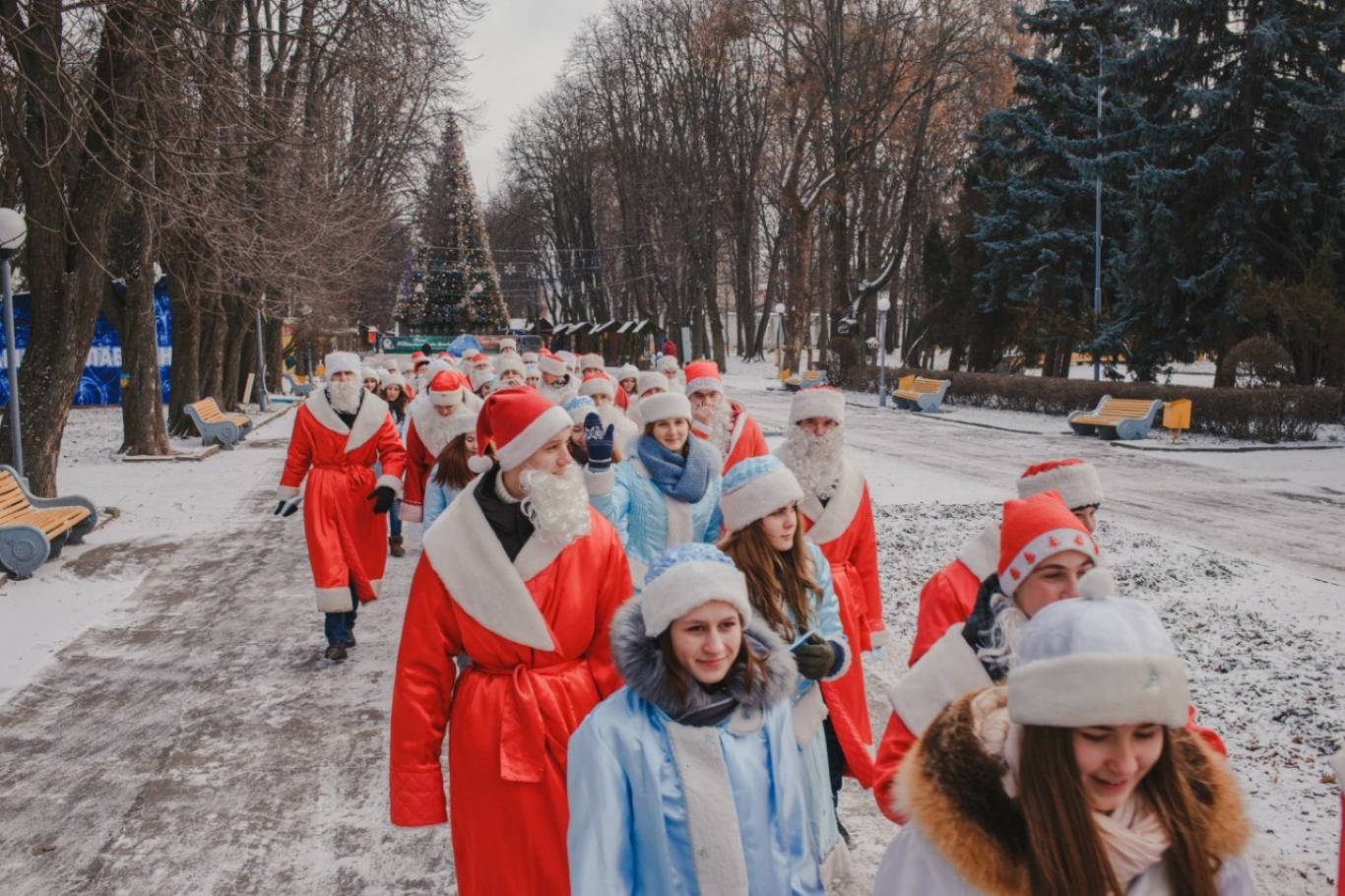 Святковий парад Дідів Морозів та Снігуроньок