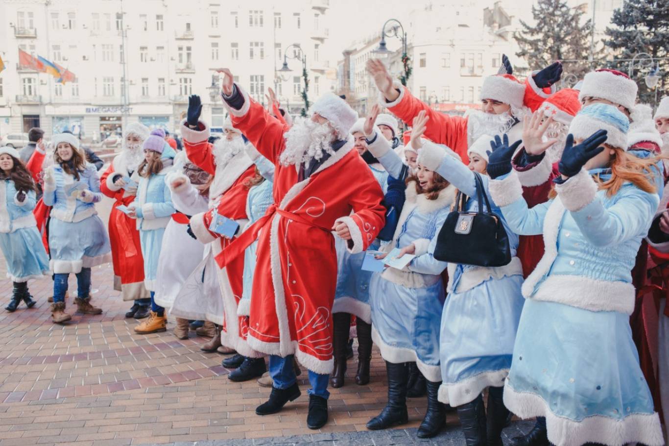 Святковий парад Дідів Морозів та Снігуроньок