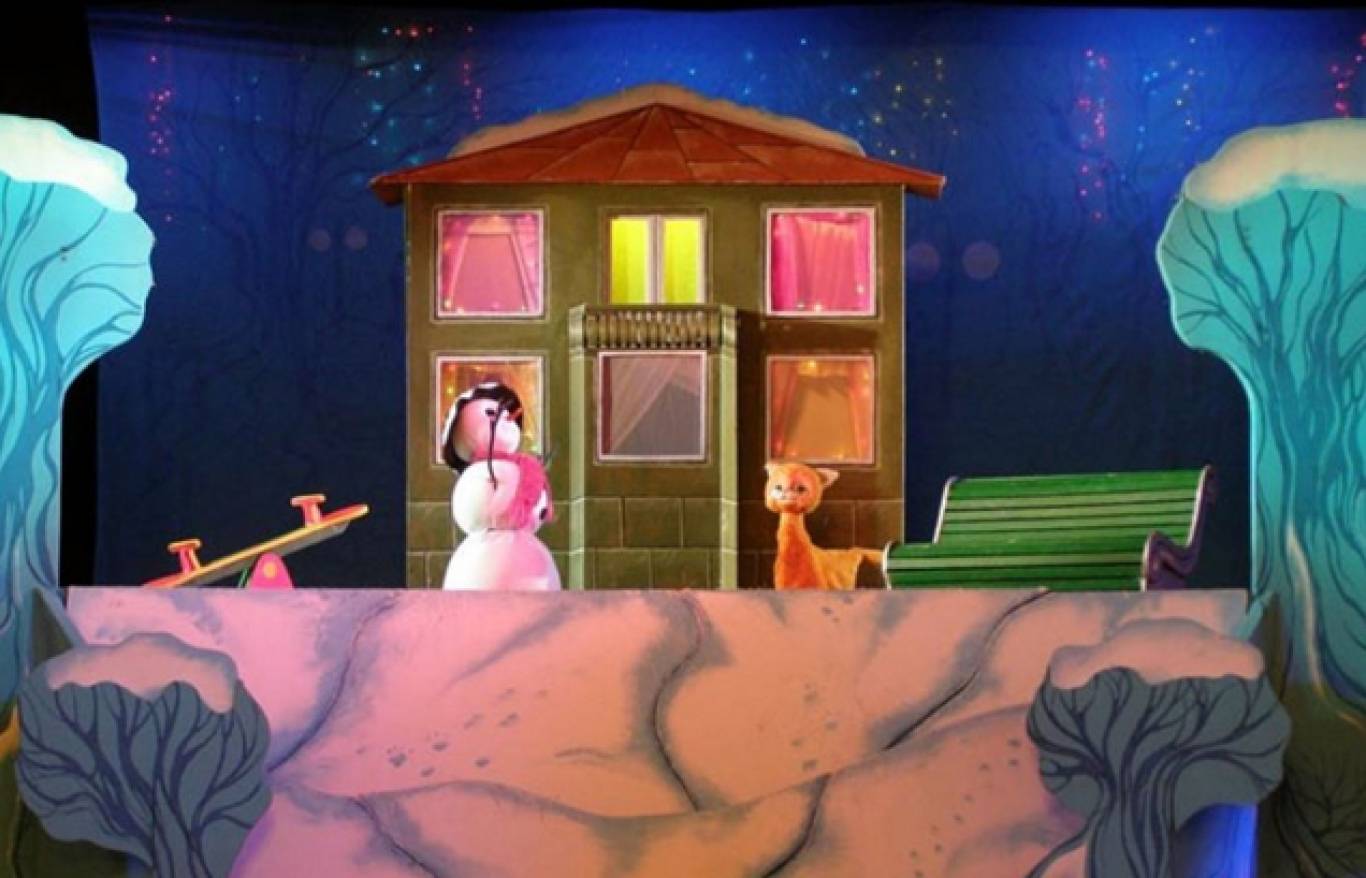 Новорічна історія "Кошеня на снігу" та розважальна програма "Смурфики рятують Миколая»