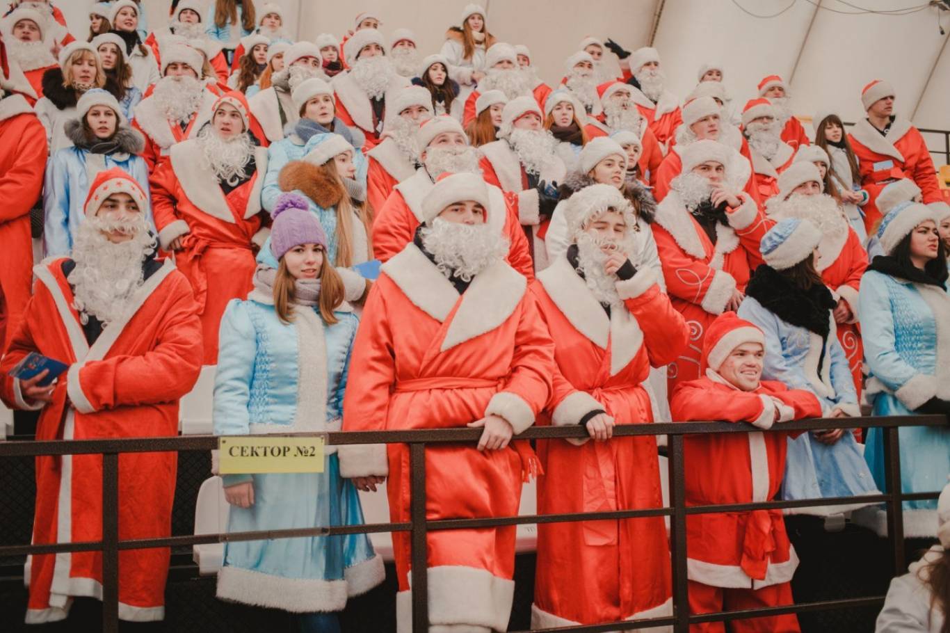 Святковий парад Дідів Морозів та Снігуроньок