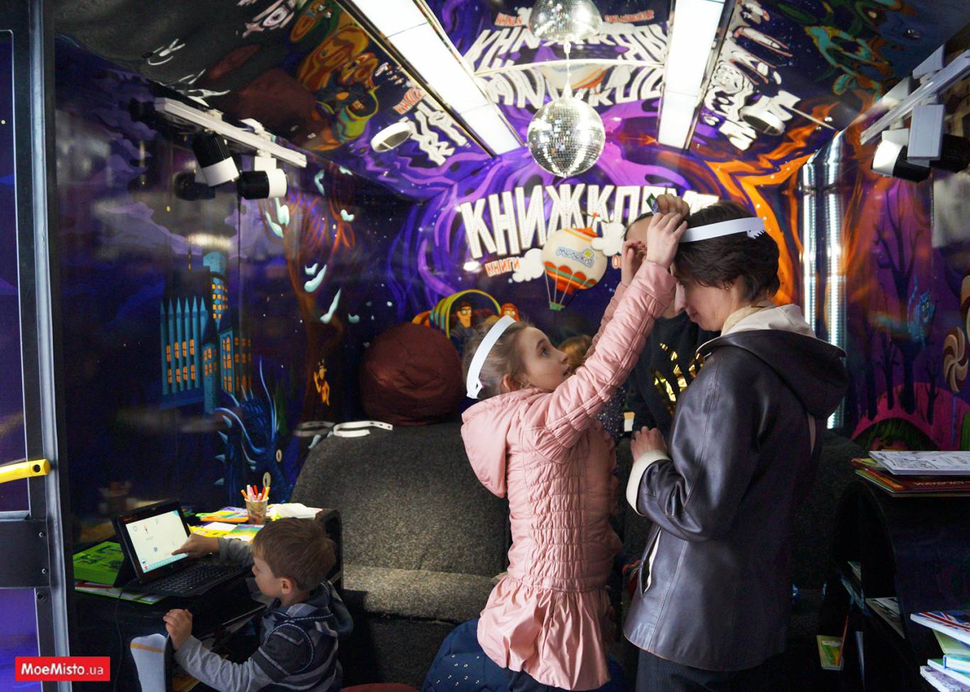 КНИЖКОБУС:  подорожуюча бібліотека на колесах