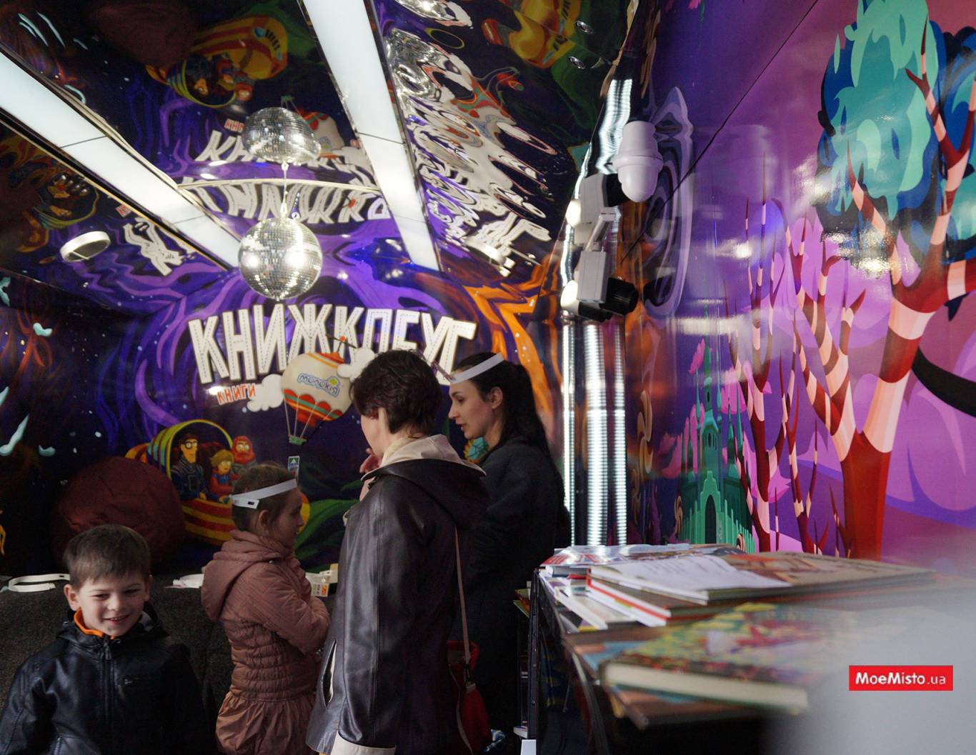 КНИЖКОБУС:  подорожуюча бібліотека на колесах