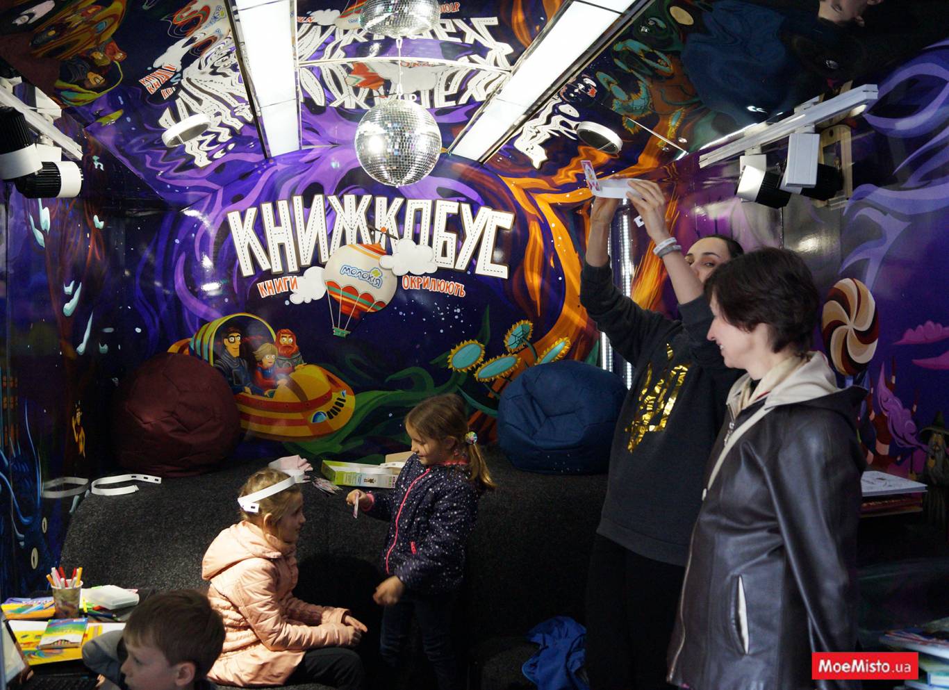 КНИЖКОБУС:  подорожуюча бібліотека на колесах