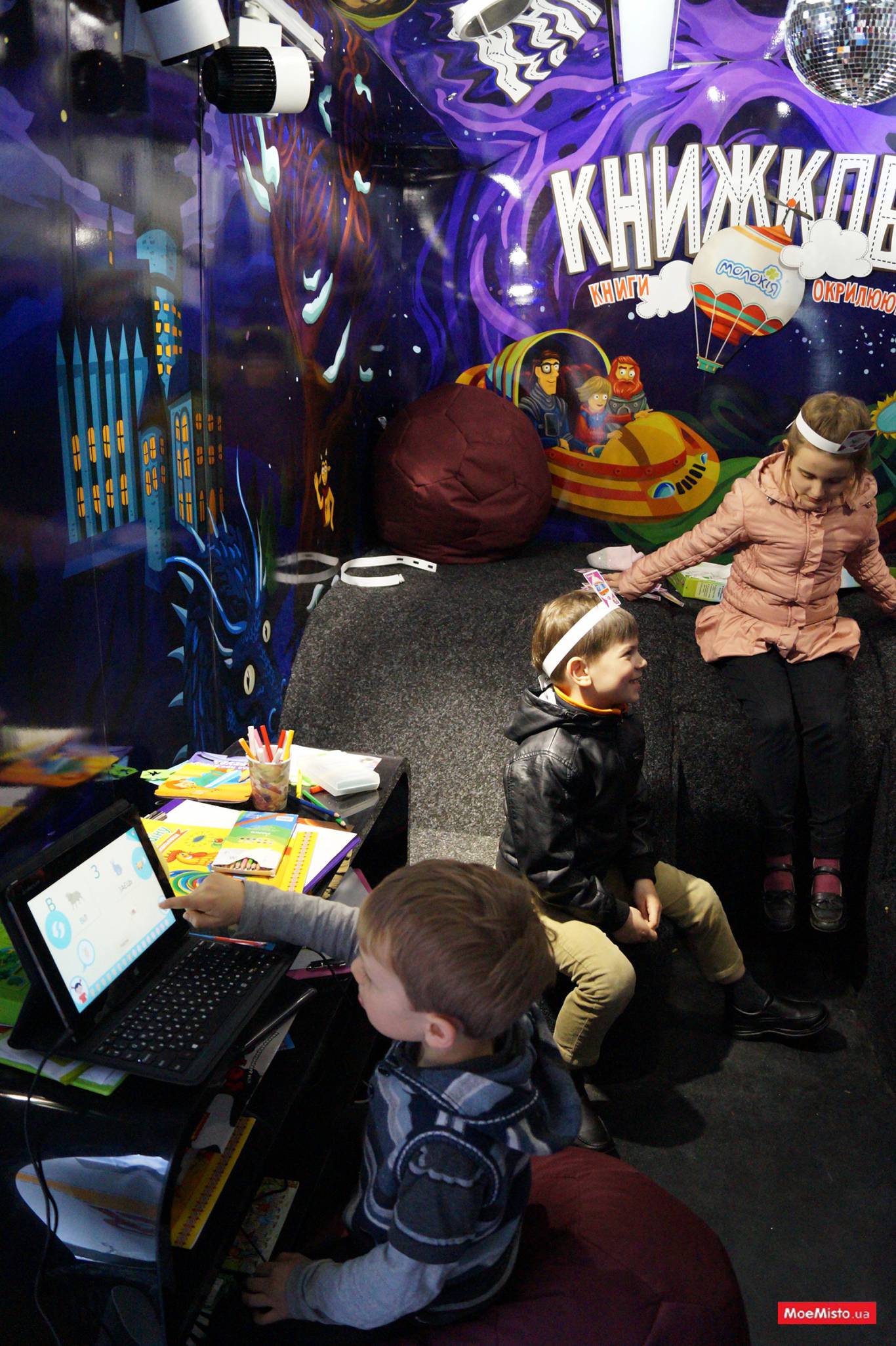 КНИЖКОБУС:  подорожуюча бібліотека на колесах