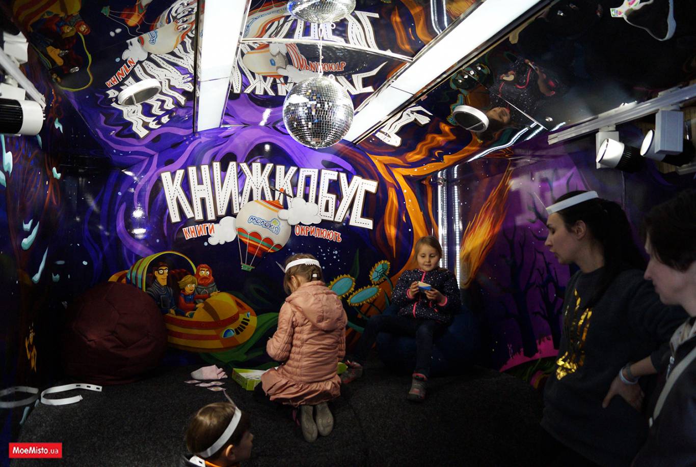 КНИЖКОБУС:  подорожуюча бібліотека на колесах