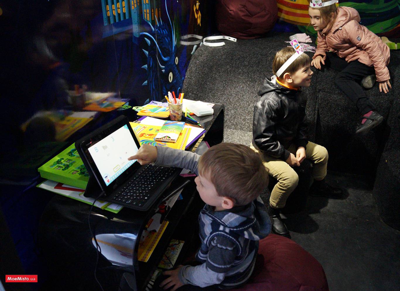 КНИЖКОБУС:  подорожуюча бібліотека на колесах