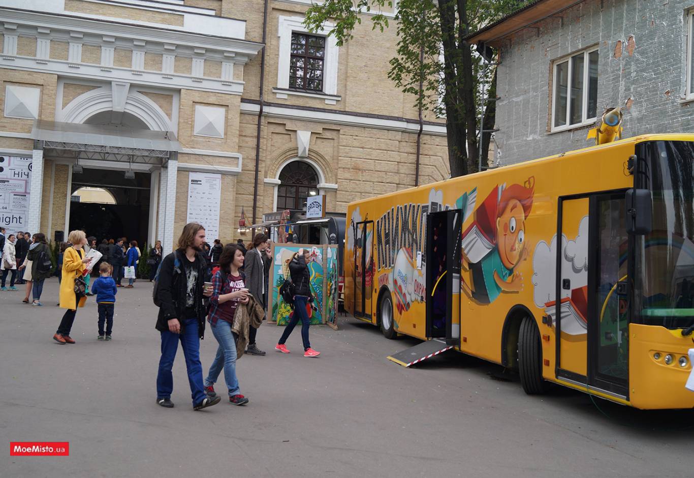 КНИЖКОБУС:  подорожуюча бібліотека на колесах