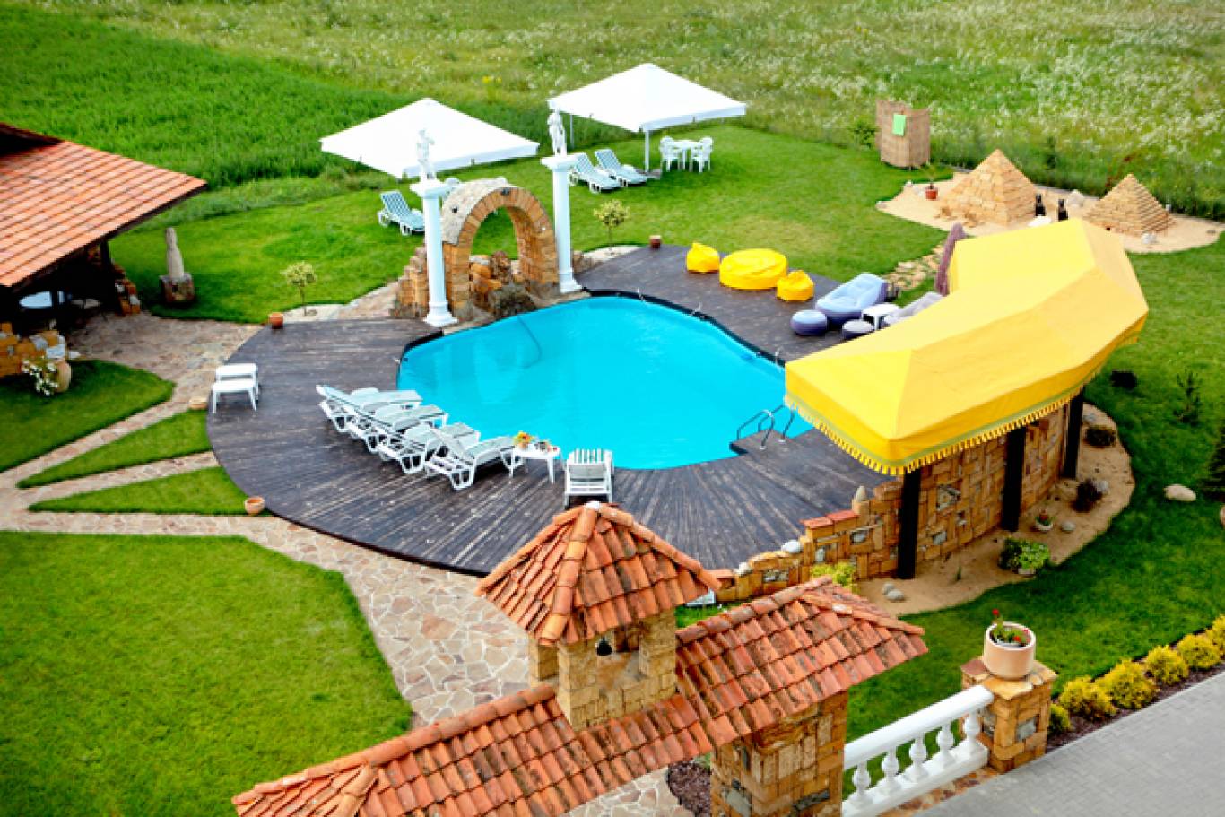 Відпочинок біля басейна