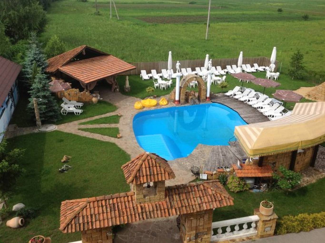 Відпочинок біля басейна