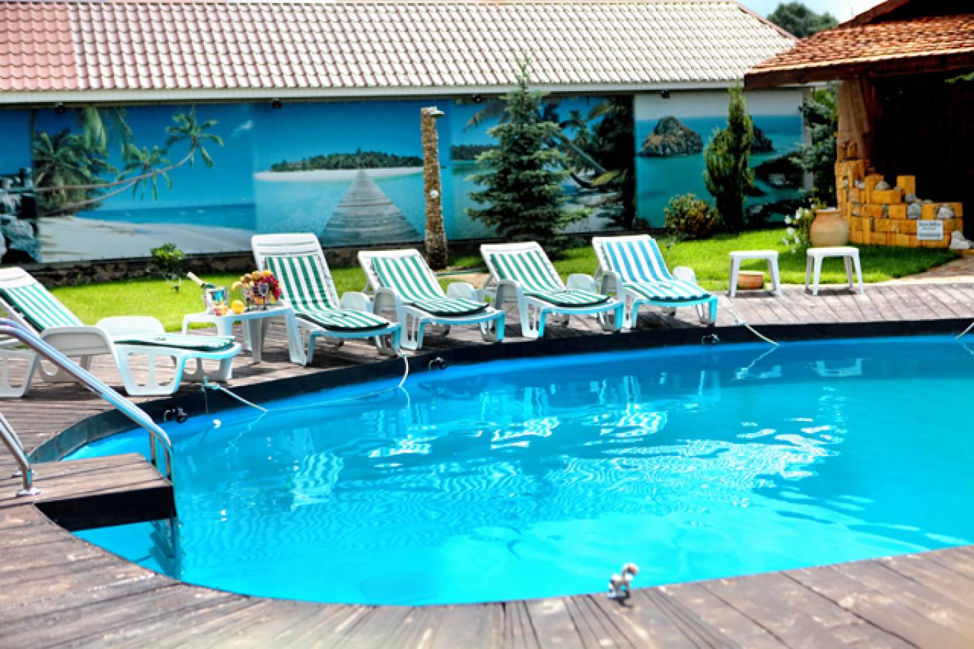 Відпочинок біля басейна