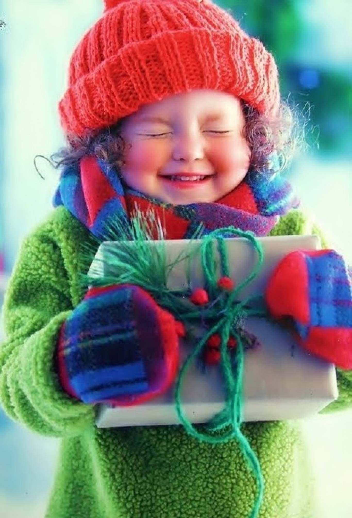 С днем ожидания чуда картинки. Ребенок радуется подарку. Подарки для детей. Новогодние эмоции. Новый год дети.