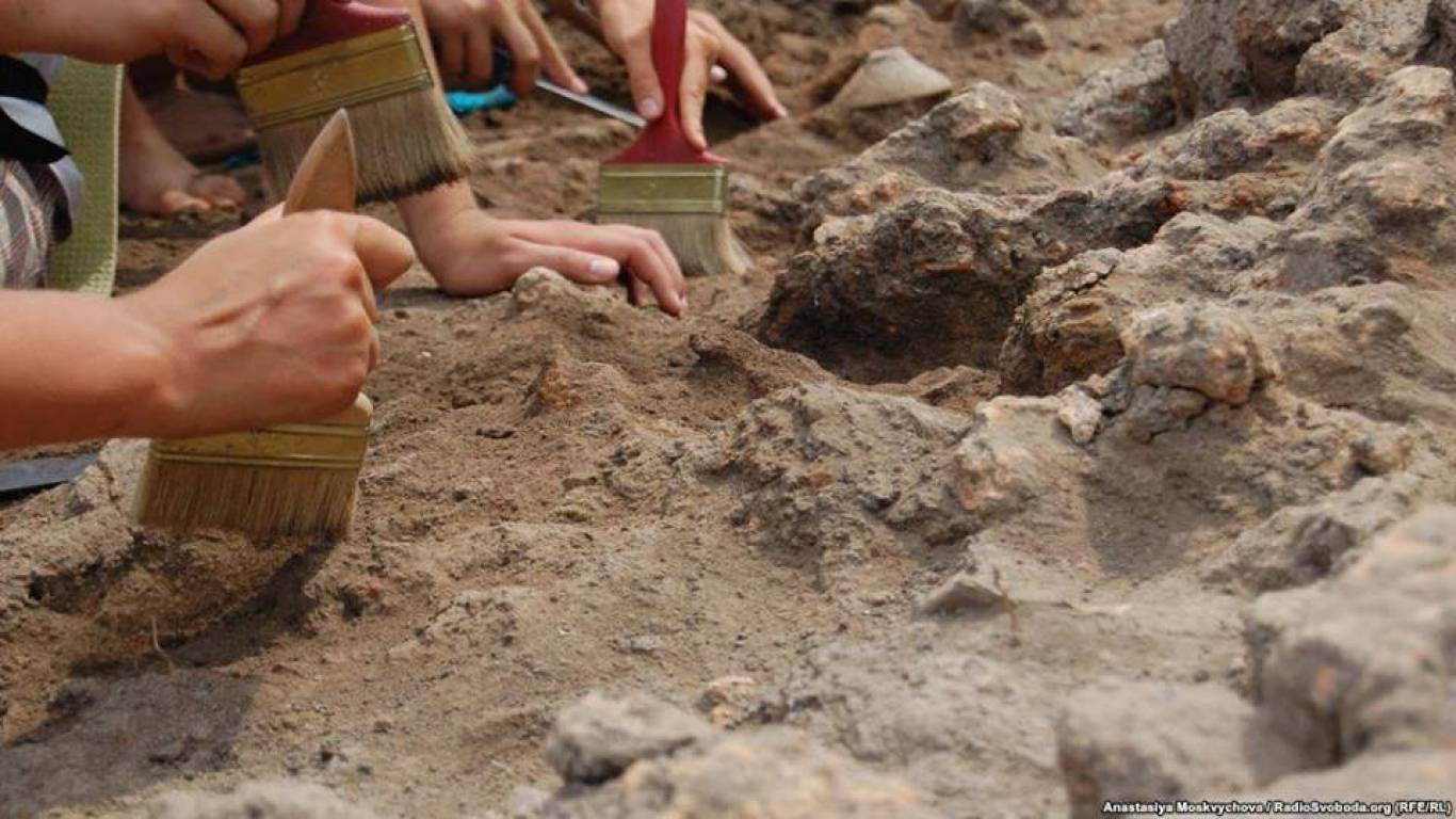 Археологи проводят раскопки