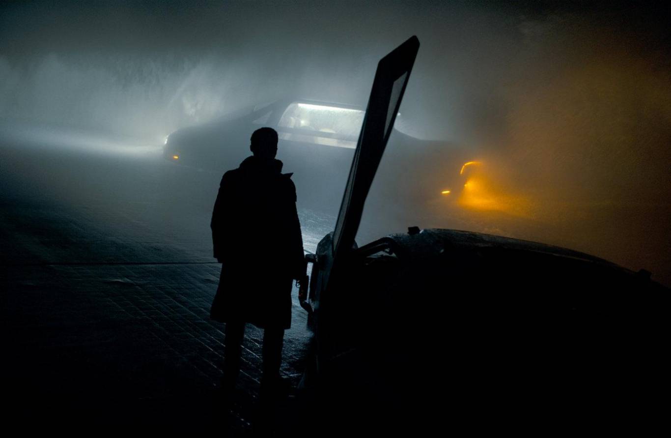 Фільм "Той, що біжить по лезу 2049"