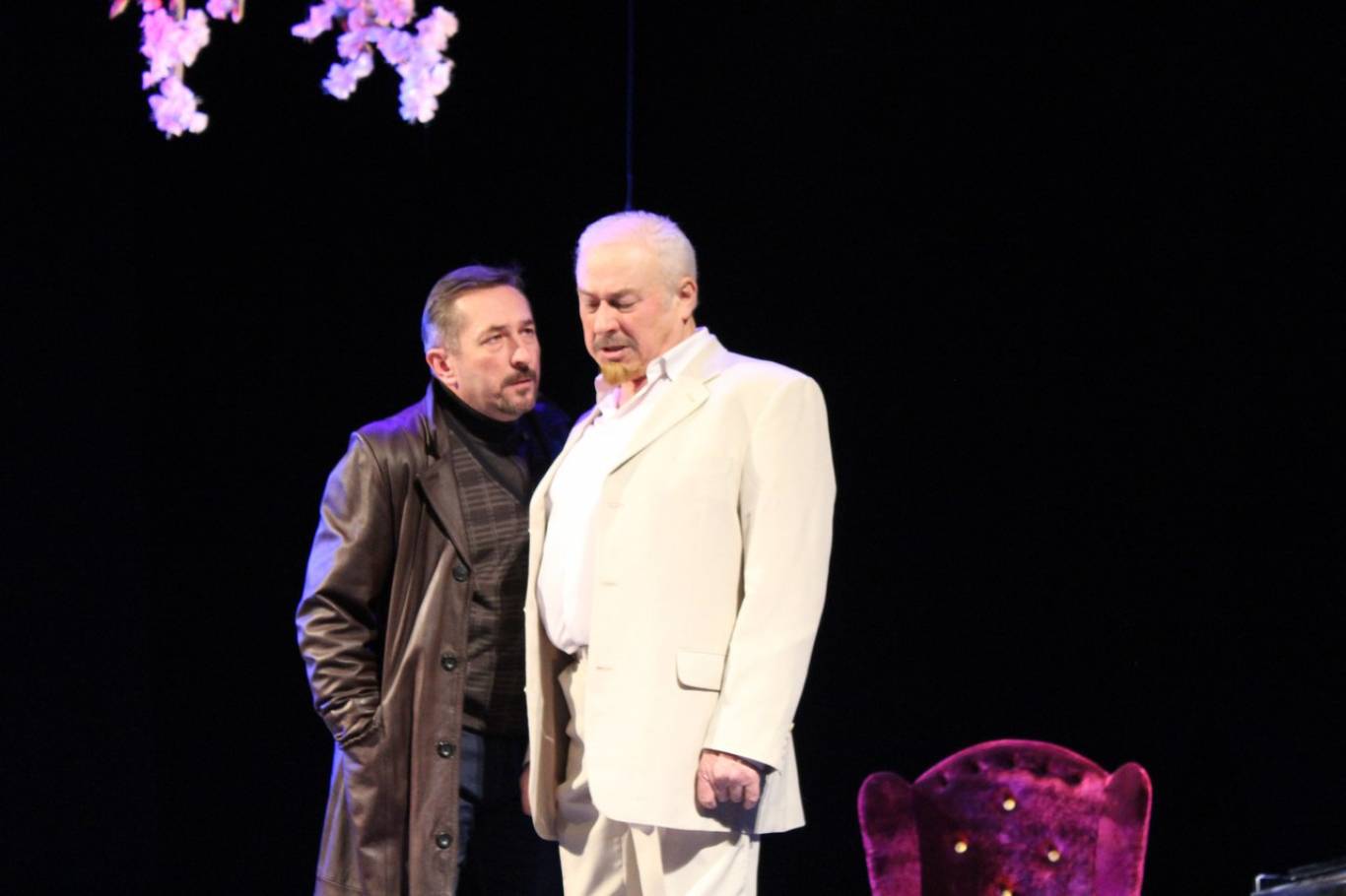 Вистава Дерева вмирають стоячи