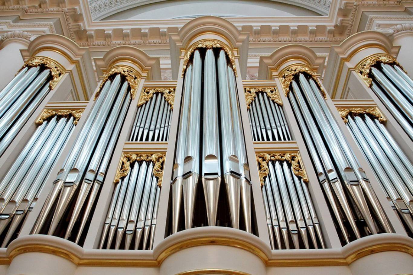 Католический музыкальный инструмент. Органный концерт Бах. Орган Баха. Римско-католический костёл филармония.