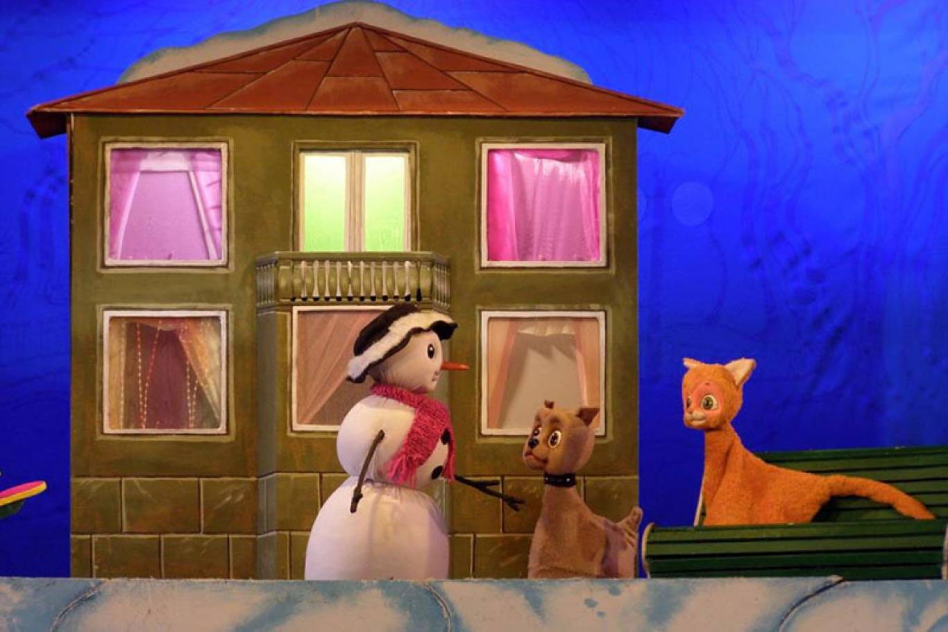 Новорічна історія "Кошеня на снігу" та розважальна програма "Смурфики рятують Миколая»