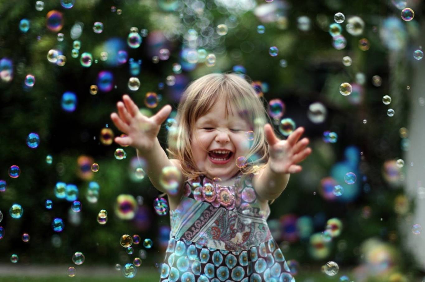 Дети оптимисты. Дети радуются. Дети радость. Дети и мыльные пузыри. Счастливый ребенок.