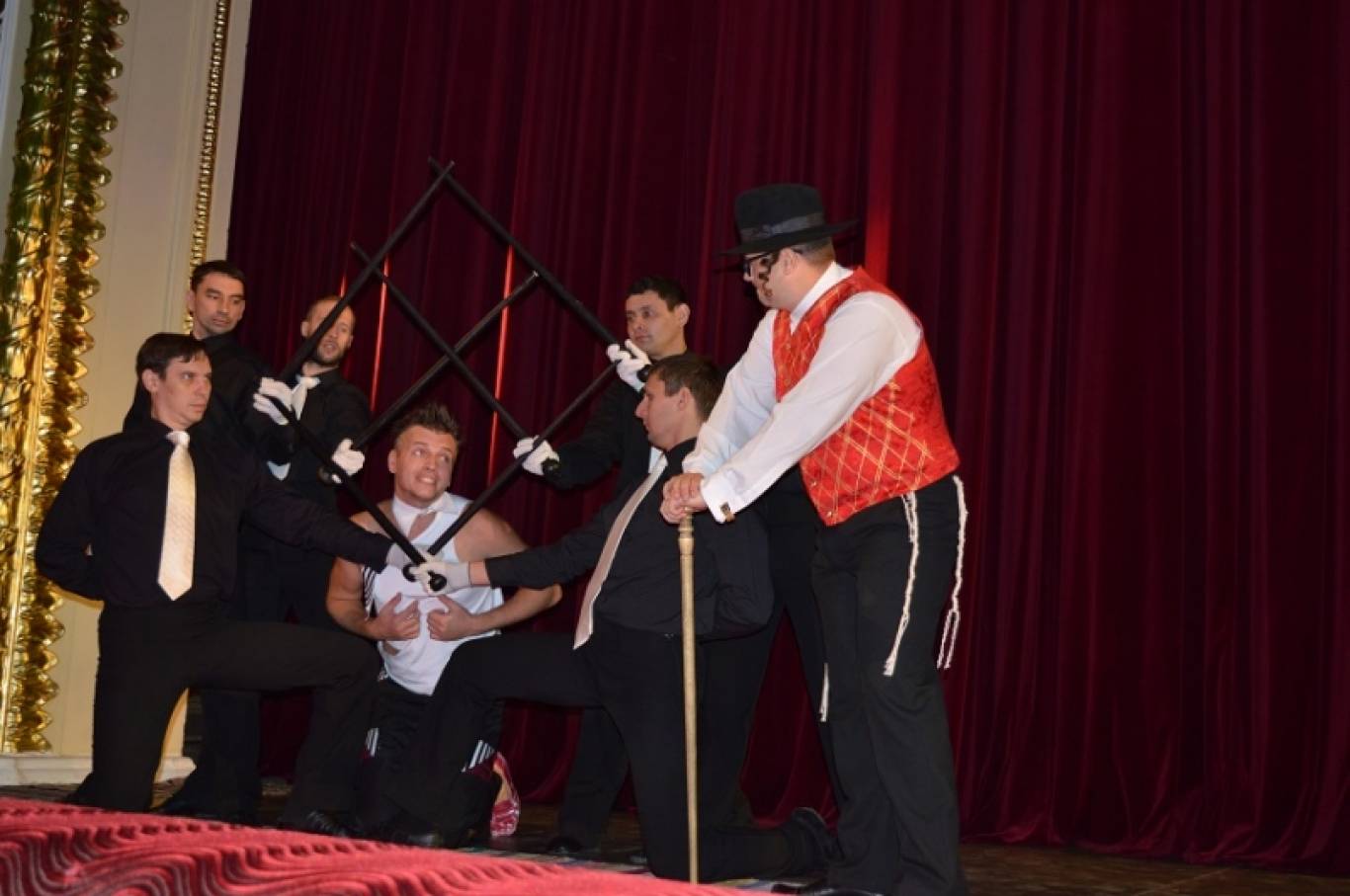 "За двома зайцями". Вистава