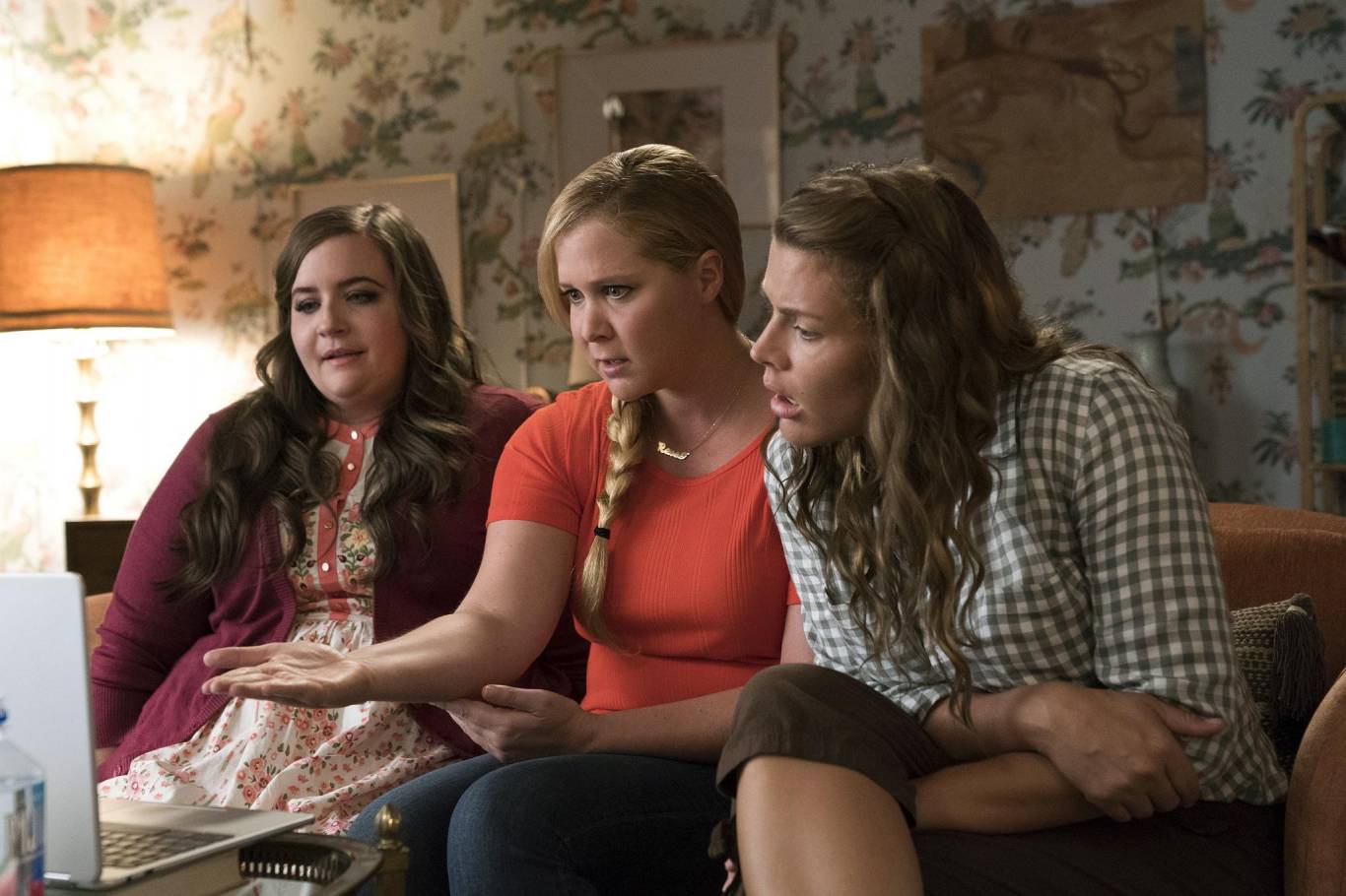 Комедія Красуня на всю голову