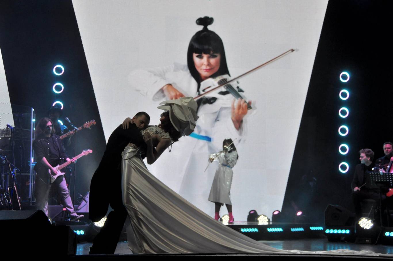 АССІЯ АХАТ з вражаючим шоу «Love is» 16 квітня у Вінниці!